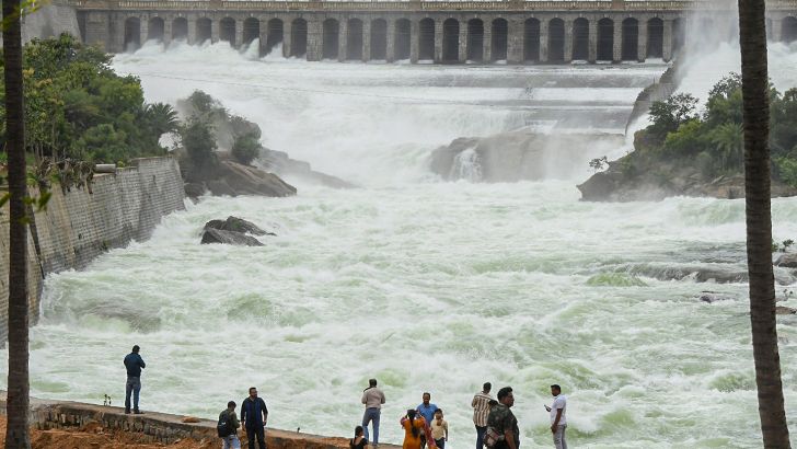 https://salarnews.in/public/uploads/images/newsimages/maannewsimage18082025_232941_Karnataka floods rains.jpg
